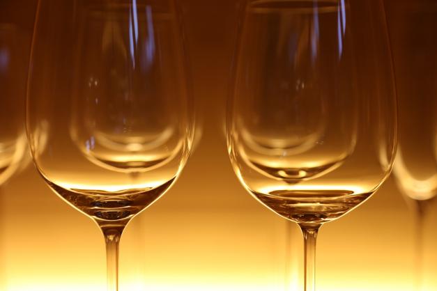 https://www.cleaninginstitute.org/sites/default/files/styles/featured_image/public/2019-03/wineglasses.jpg?itok=4Ales-P1