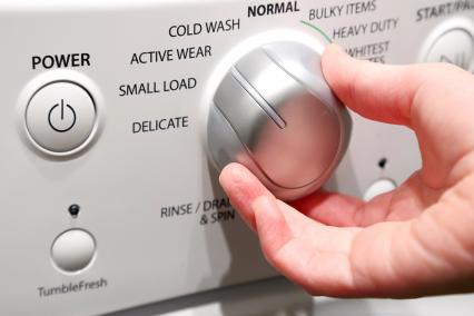Turning the temperature knob on the washing machine to cold